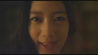Camgirl sans vergogne se lèche les pieds et joue film vidéo pornographique avec sa chatte