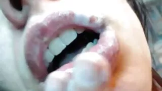 La mignonne japonaise Ayumi Kobayashi suce video porbo gratuit et se fait défoncer la chatte
