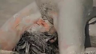 Angel Pink, une teen brune chaude et vidéos gratuites de porno maigre, se masturbe sous la douche