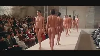 Un mec en chaleur baise une brune mince aux longues jambes près du banc video porno 3gp gratuit
