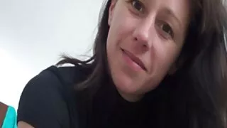 Frisky MILF Karina O'Reilley plaît à une vidéo film x gratuit grosse bite courbée