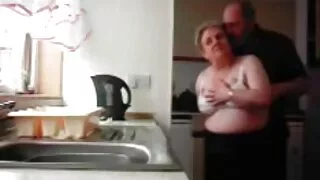 Une ado serrée avec deux chiennes au butin aime sucer de grosses video xxx gratuit bites en orgie