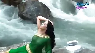 Une jolie you porn video gratuite fille auburn entièrement naturelle a la chance de sucer une délicieuse bite