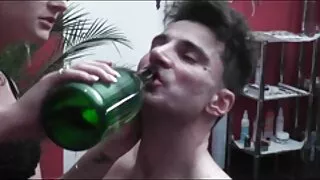 Une jeune film sex video gratuit blonde à la poitrine plate sert un pet chanceux au plus haut niveau