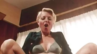 La milf soumise Aiden Starr fait tout film pornographique vidéo ce que son patron désire
