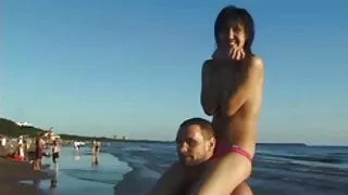 Salope blonde diabolique avec un gros vidéo x pornographique butin rond se fait mal baiser dans un gangbang hardcore
