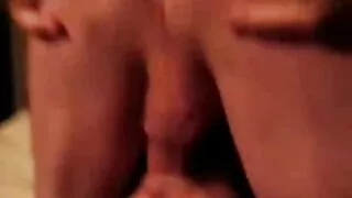 Deux magnifiques salopes vidéos pornographiques x en jupes roses sexy se sont fait sodomiser avec un garçon excité