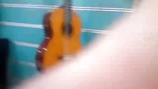 Le branleur japonais en chaleur Hikari Koizumi se fait défoncer la vidéo pornographique arabe bouche de son énorme bite