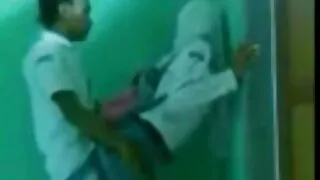 La brune extrêmement vidéo 3x gratuit chaude et sexy Satin Bloomm se masturbe sur la table