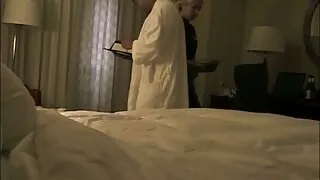 Deux chiennes lesbiennes super chaudes xxx vidéo pornographique Ariel Summers et Mary Carey se baisent les trous avec un jouet rose