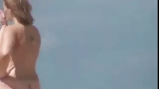 Deux filles aux video xxx ado corps de bronze font une pipe en gorge profonde à un mec chanceux