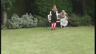 La lesbienne filme prono video dominante en latex Nadia Nyce frappe le cul de la brune jusqu'à ce qu'il devienne rouge