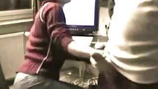 Une superbe beauté brune toute naturelle aime la façon dont le mec video pirno gratuit baise sa chatte