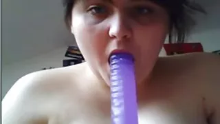 Duo de blondes sexy aux gros seins plaisent aux mecs coquins vidéos pornographiques hard avec un BJ solide dans la piscine