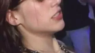 Poussin aux cheveux corbeau aux longues jambes se fait ramoner dans un xnxx gratuit vidéos porno xxnx et film xxx style mish sur la table de bureau
