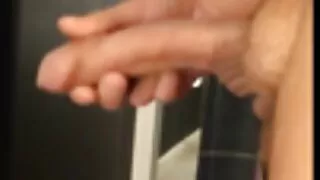 Une video porbo gratuit fille séduisante aux cheveux noirs souffle un énorme pénis sucré de son mec