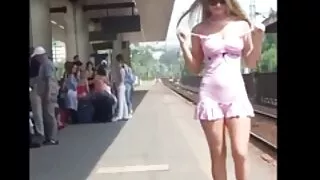 Poussin sévère Silvia Saint donne un cunnilingus chaud à la chatte film xxx gratuit en streaming humide
