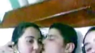 Coq chevauchant frénétiquement dans une orgie avec extrait video porno gratuit la méchante brune Jewels Jade