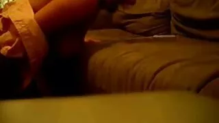 Une superbe brune aux gros seins suce le pénis sucré de son mignon video xxx a regarder étalon à 4 yeux dans la salle de bain