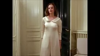 Une poupée de sexe aux cheveux roux exotique plaît à un homme bizarre blanc video porno gratuit français dans des lunettes à l'extérieur