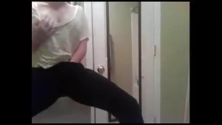 Superbe maman japonaise video de poreno Nanako Yoshioka dans un trio sale