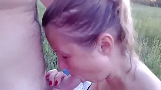 Jolie fille auburn aux longues jambes se masturbe la chatte humide video porono gratuit sur la chaise