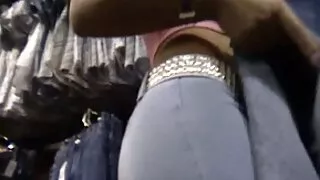 Lusty White Chick a eu regarder video porno gratuit une baise hard avec son étalon noir dans la cour