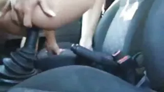 Un mulâtre assoiffé baise une fille aux cheveux noirs aux longues jambes dans un style de vidéo 3x gratuit côté