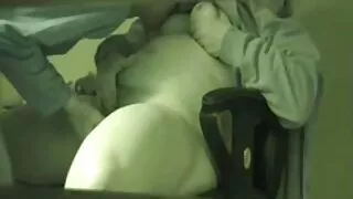 Hootchie aux cheveux clairs Bosomy chevauche une bite site de video porno gratuit super longue