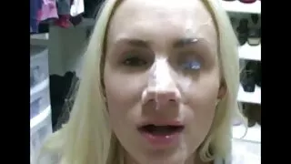 Deux filles s'embrassent et se fistent la chatte en video porno lesbiene même temps