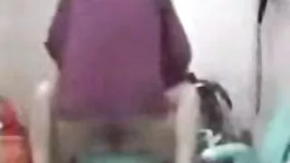 Whorish japonais poussin Riko Tanaka fait une pipe à un duo de video poro gratuite collègues