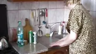 Une fausse séductrice video x gratuit tukif aux seins avale un dong et se fait baiser le manchon par derrière