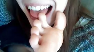 Rousse ébène aux cheveux bouclés ne peut pas désobéir à sa maîtresse sex x video gratuit