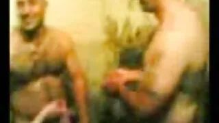 Ivana Sugar et video pôrno gratuite ses copines potelées font une orgie dans le salon.