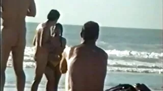Des salopes blondes gâtées donnent un visage assis à un video x gratuit gay mec excité