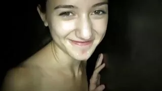 La charmante brune sexy video porno gratuit you porn Ashley Bulgari se déshabille et se masturbe dans la cuisine