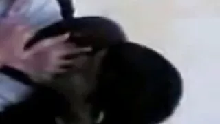Ai Sakura, une asiatique affamée de sperme, s'agenouille et video pornou sex suce deux bites avec soumission