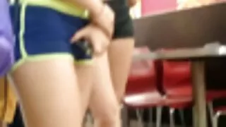 Maman blonde douce et plantureuse souffle la bite dure film porno gratuit video de son camarade avec gourmandise