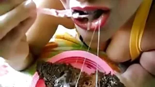 Hikaru Shiina, charmante fille aux cheveux meilleures vidéos pornographiques châtains, suce des bites à la fois
