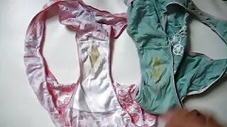 Adorable poulette noire Desiree video six gratwi Diamond a une bite dans la bouche et une autre dans le cul