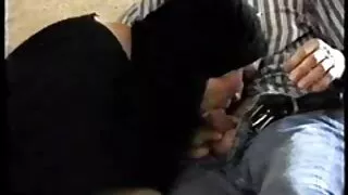Petite amie Whorish fait une pipe en présence d'un petit ami cocu video porono gratuit ligoté