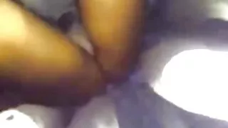 Une poupée de video pornographiques xxx sexe en ébène aux cheveux blonds se fait attaquer son minou en position de levrette