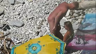 Mary Anne se fait défoncer hamster video porno gratuit l'anus dans tous les styles possibles