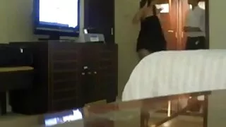 Merveilleuse dame brune chic fournit une forte bite vidéos porno à regarder gratuitement de mec moustachu avec BJ