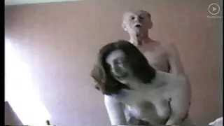 Une femme en film video x gratuit colère punit la chatte de la maîtresse de son mari à l'aide d'un vibromasseur et d'un gros gode noir