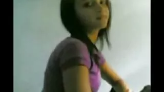 La crasse aux cheveux clairs aux longues jambes se fait défoncer sur le côté et la levrette pose video porno gratuit youtube dur