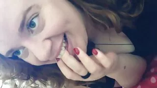 Babes lesbiennes minces se lèchent les chattes juteuses extrait de film porno en streaming en position 69