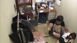 Un mec pervers baise le castor de la japonaise Nagisa Sasaki dans une vidéo de sexe en gros plan extrait de film porno en streaming